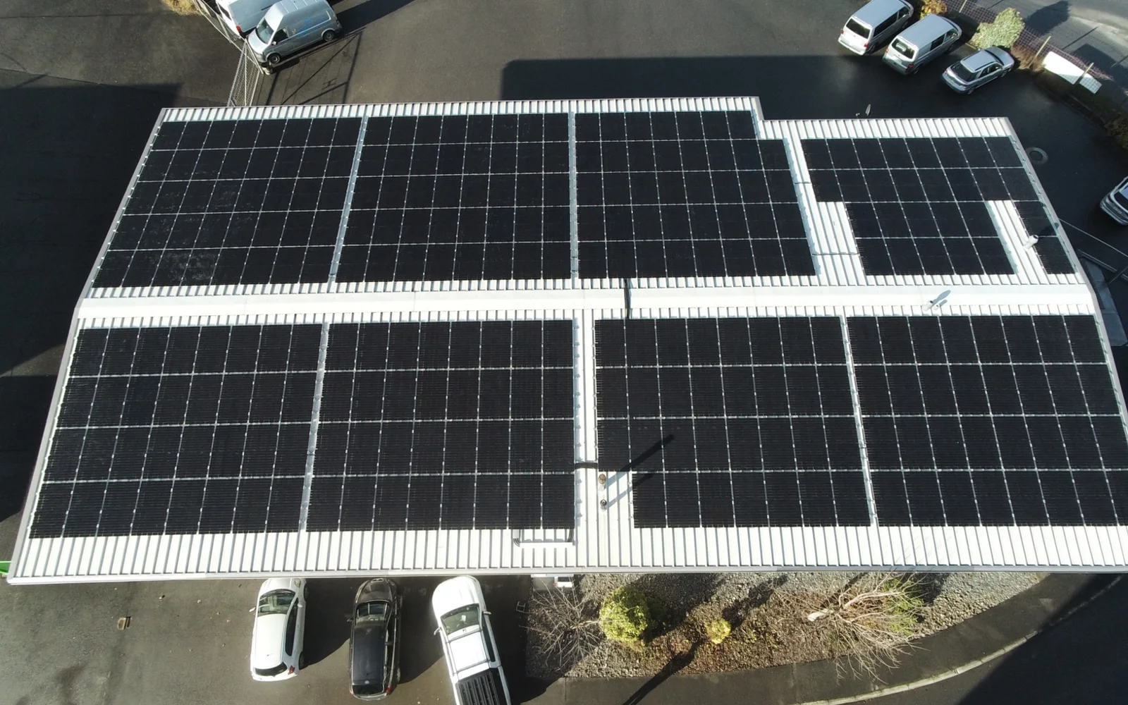 Structure photovoltaïque sur toiture industrielle en bac acier