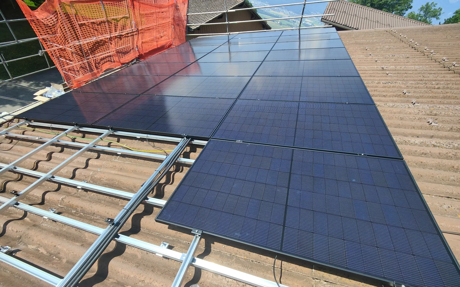 Toiture en plaques Eternit avec panneaux photovoltaïques