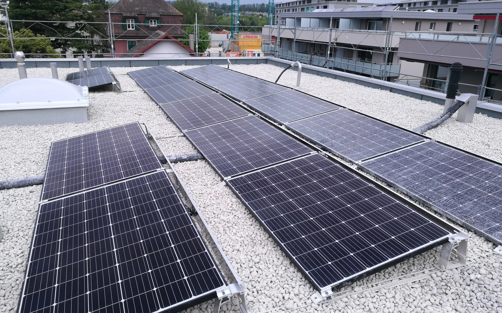 Installation photovoltaïque sur toiture plate industrielle