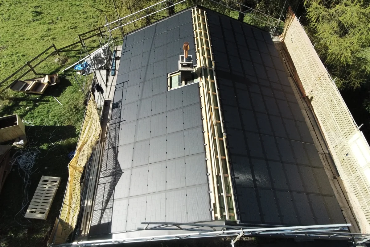 Toiture résidentielle équipée de panneaux solaires full black