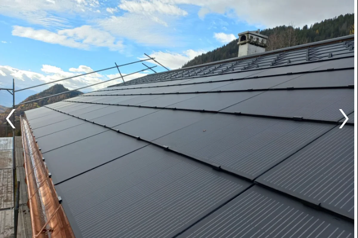 Installation solaire intégrée dans une toiture résidentielle