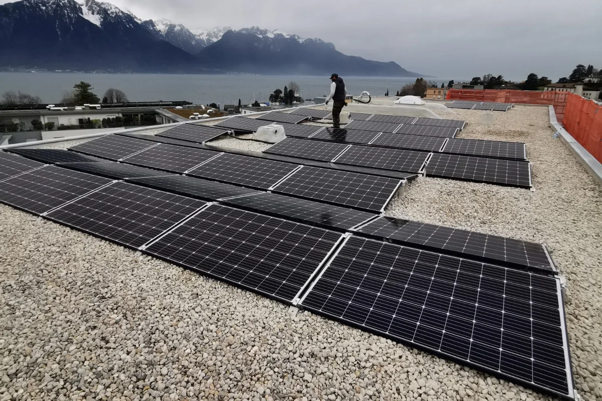 Panneaux solaires installés sur une toiture plate résidentielle